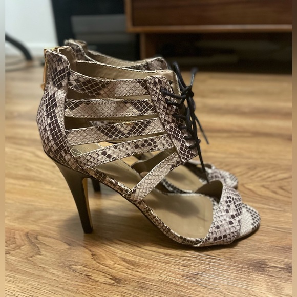 Report Signature Snakeskin Print Heels Size 9 - Picture 2 of 7